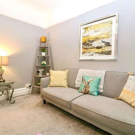 Homely 4 Bedroom Large House Inc Free Parking - Great Location - Fast Wifi - Smart Tv - Sleeps Up To 7! Close To Bournemouth & Poole Town Centre & Sandbanks エクステリア 写真