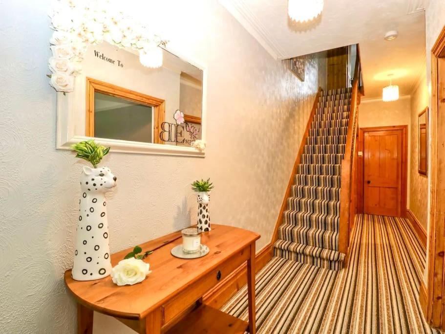 Homely 4 Bedroom Large House Inc Free Parking - Great Location - Fast Wifi - Smart Tv - Sleeps Up To 7! Close To Bournemouth & Poole Town Centre & Sandbanks エクステリア 写真