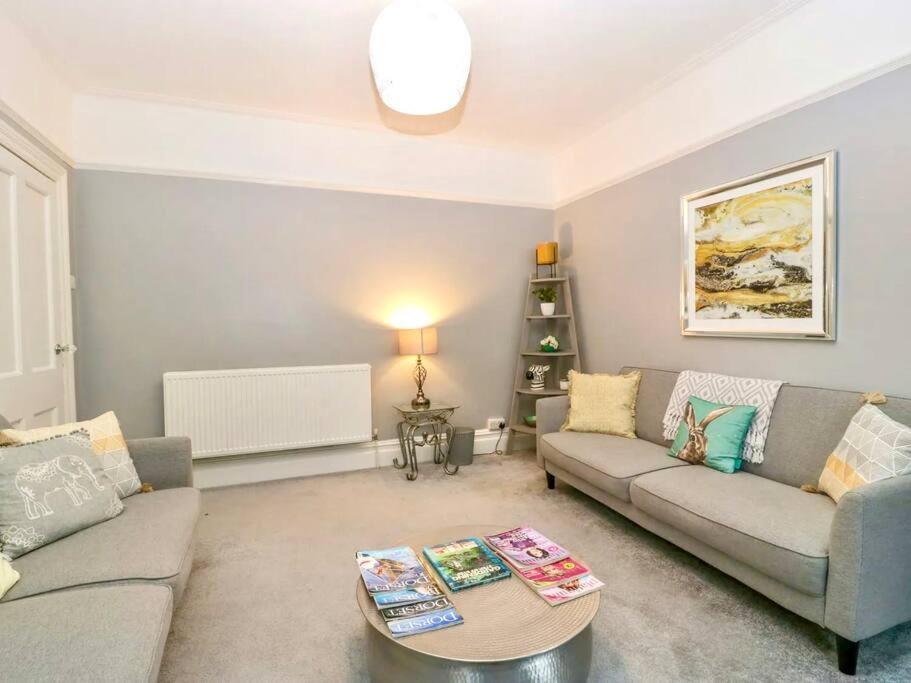 Homely 4 Bedroom Large House Inc Free Parking - Great Location - Fast Wifi - Smart Tv - Sleeps Up To 7! Close To Bournemouth & Poole Town Centre & Sandbanks エクステリア 写真