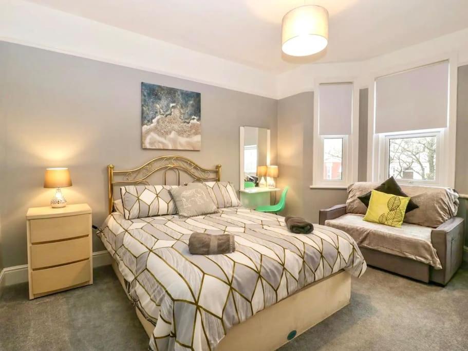 Homely 4 Bedroom Large House Inc Free Parking - Great Location - Fast Wifi - Smart Tv - Sleeps Up To 7! Close To Bournemouth & Poole Town Centre & Sandbanks エクステリア 写真