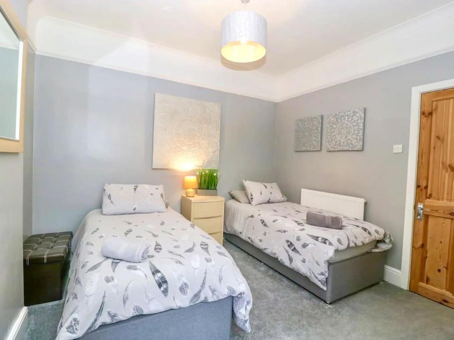 Homely 4 Bedroom Large House Inc Free Parking - Great Location - Fast Wifi - Smart Tv - Sleeps Up To 7! Close To Bournemouth & Poole Town Centre & Sandbanks エクステリア 写真