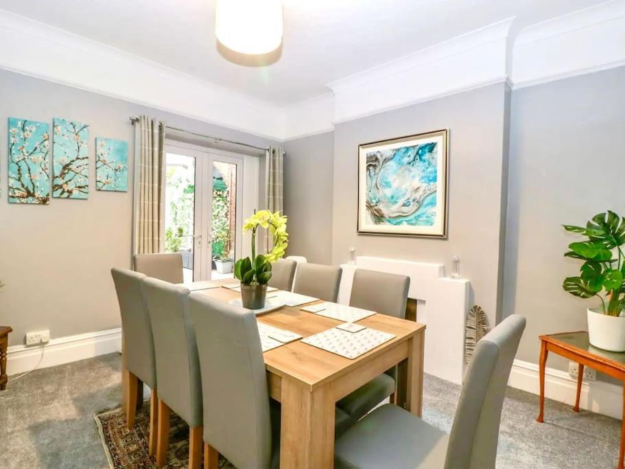 Homely 4 Bedroom Large House Inc Free Parking - Great Location - Fast Wifi - Smart Tv - Sleeps Up To 7! Close To Bournemouth & Poole Town Centre & Sandbanks エクステリア 写真