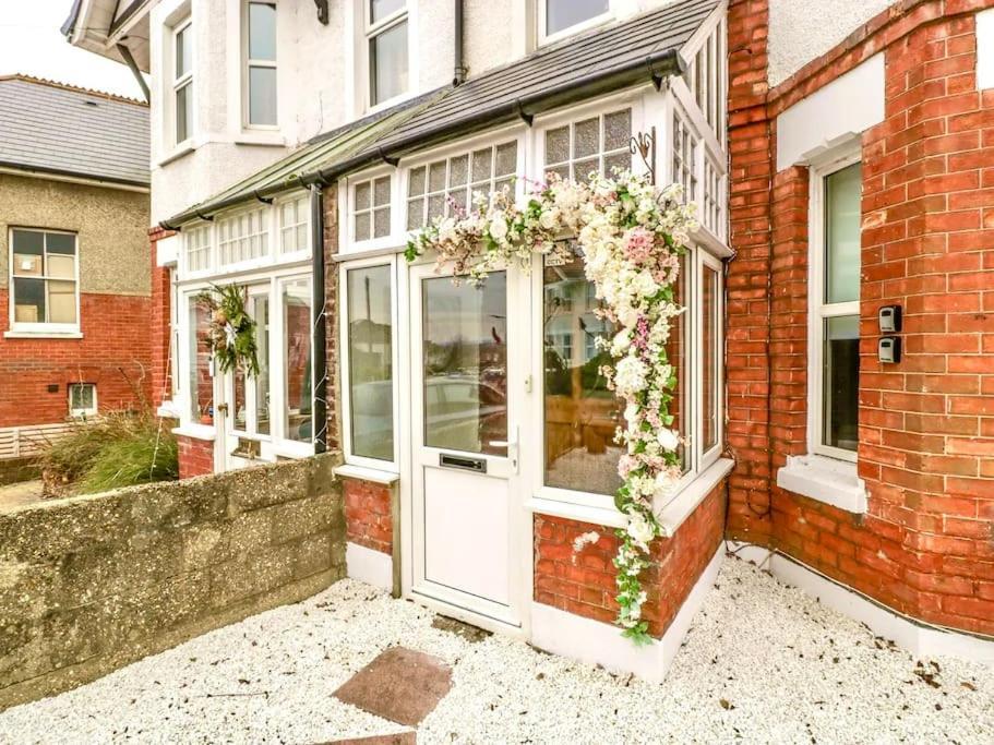 Homely 4 Bedroom Large House Inc Free Parking - Great Location - Fast Wifi - Smart Tv - Sleeps Up To 7! Close To Bournemouth & Poole Town Centre & Sandbanks エクステリア 写真