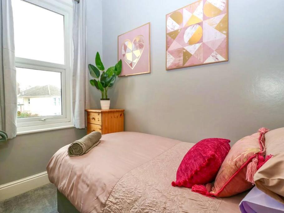 Homely 4 Bedroom Large House Inc Free Parking - Great Location - Fast Wifi - Smart Tv - Sleeps Up To 7! Close To Bournemouth & Poole Town Centre & Sandbanks エクステリア 写真