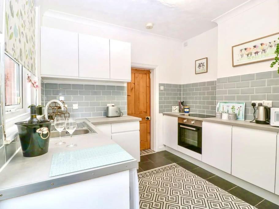 Homely 4 Bedroom Large House Inc Free Parking - Great Location - Fast Wifi - Smart Tv - Sleeps Up To 7! Close To Bournemouth & Poole Town Centre & Sandbanks エクステリア 写真