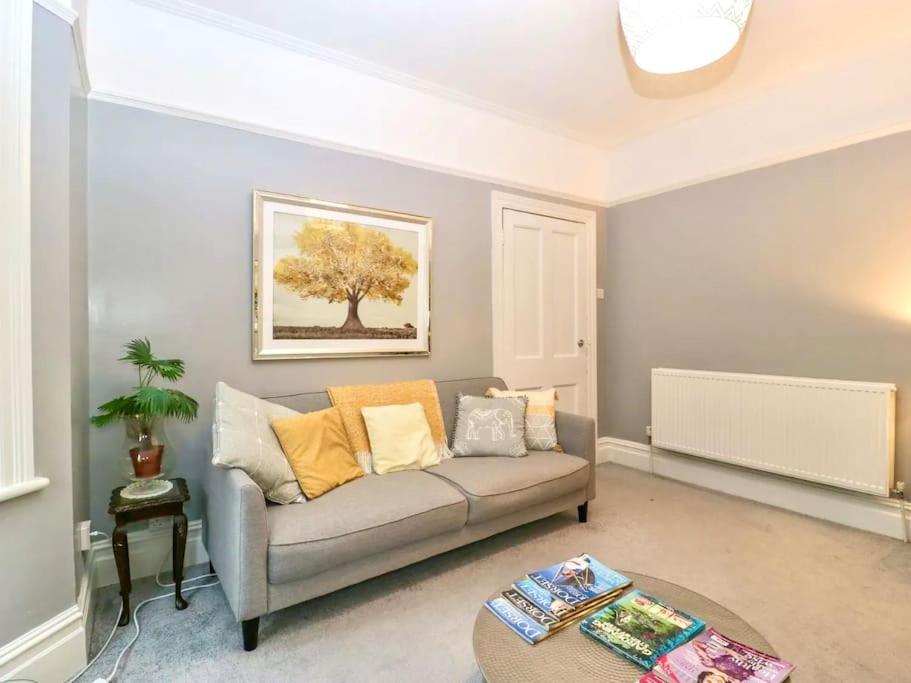 Homely 4 Bedroom Large House Inc Free Parking - Great Location - Fast Wifi - Smart Tv - Sleeps Up To 7! Close To Bournemouth & Poole Town Centre & Sandbanks エクステリア 写真