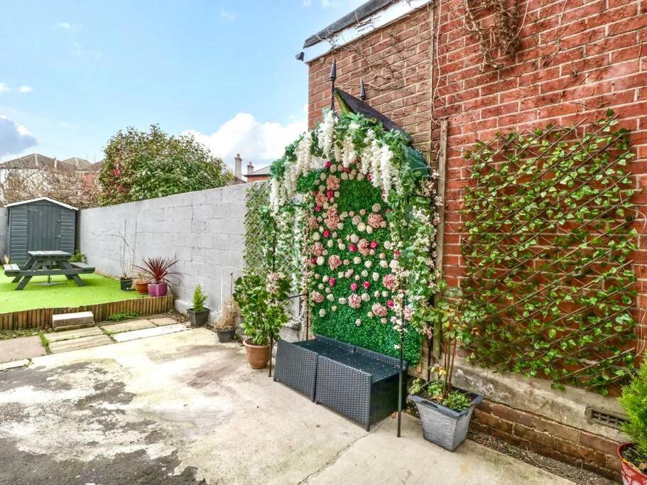 Homely 4 Bedroom Large House Inc Free Parking - Great Location - Fast Wifi - Smart Tv - Sleeps Up To 7! Close To Bournemouth & Poole Town Centre & Sandbanks エクステリア 写真