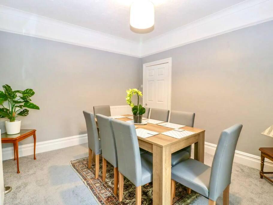 Homely 4 Bedroom Large House Inc Free Parking - Great Location - Fast Wifi - Smart Tv - Sleeps Up To 7! Close To Bournemouth & Poole Town Centre & Sandbanks エクステリア 写真