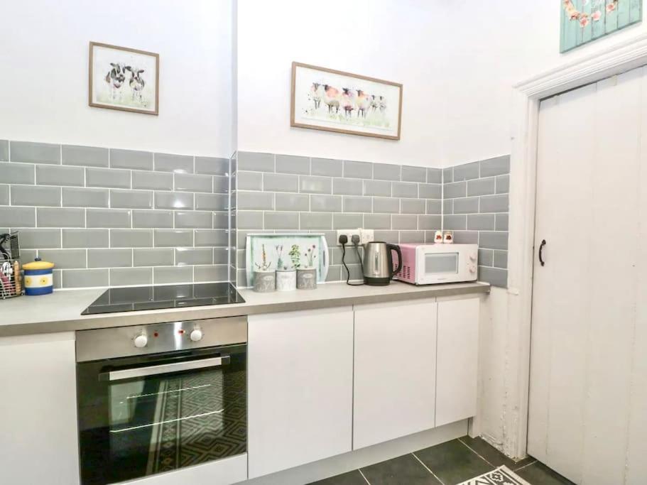 Homely 4 Bedroom Large House Inc Free Parking - Great Location - Fast Wifi - Smart Tv - Sleeps Up To 7! Close To Bournemouth & Poole Town Centre & Sandbanks エクステリア 写真