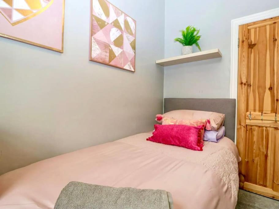 Homely 4 Bedroom Large House Inc Free Parking - Great Location - Fast Wifi - Smart Tv - Sleeps Up To 7! Close To Bournemouth & Poole Town Centre & Sandbanks エクステリア 写真