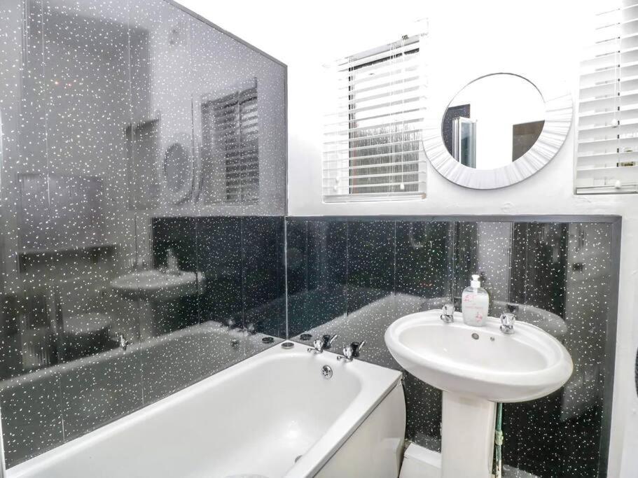 Homely 4 Bedroom Large House Inc Free Parking - Great Location - Fast Wifi - Smart Tv - Sleeps Up To 7! Close To Bournemouth & Poole Town Centre & Sandbanks エクステリア 写真