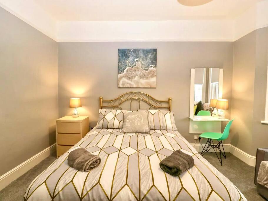 Homely 4 Bedroom Large House Inc Free Parking - Great Location - Fast Wifi - Smart Tv - Sleeps Up To 7! Close To Bournemouth & Poole Town Centre & Sandbanks エクステリア 写真