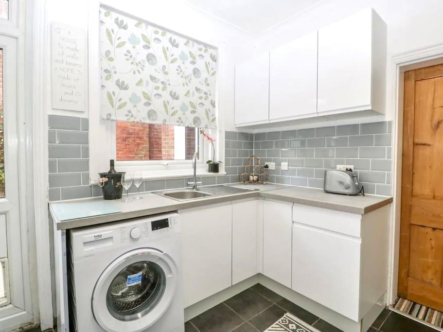 Homely 4 Bedroom Large House Inc Free Parking - Great Location - Fast Wifi - Smart Tv - Sleeps Up To 7! Close To Bournemouth & Poole Town Centre & Sandbanks エクステリア 写真