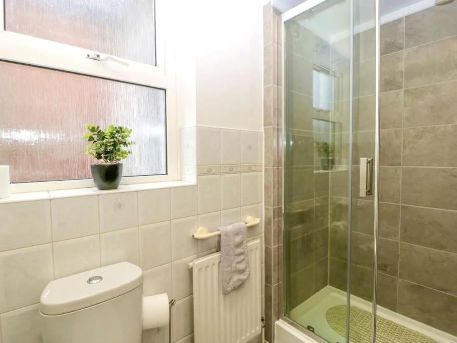 Homely 4 Bedroom Large House Inc Free Parking - Great Location - Fast Wifi - Smart Tv - Sleeps Up To 7! Close To Bournemouth & Poole Town Centre & Sandbanks エクステリア 写真